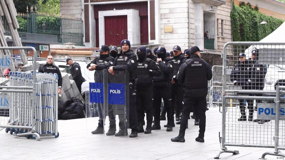 Taksim civarı barikatlarla çevrildi, polisler barikatın yanında bekliyor.