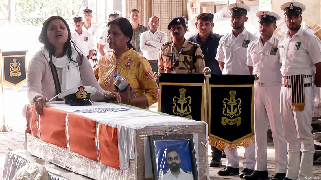 بائیس اپریل کو پہلگام حملوں میں مارے جانے والے افراد میں بھارتی بحریہ کے نو بیاہتا افسر ونے ناروال بھی شامل تھے بائیس اپریل کو پہلگام حملوں میں مارے جانے والے افراد میں بھارتی بحریہ کے نو بیاہتا افسر ونے ناروال بھی شامل تھے