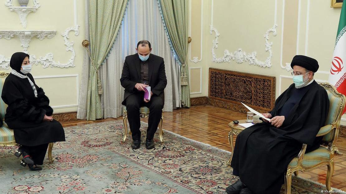 تصویری از ابراهیم رئیسی در دیدار با سفیر فلسطینیان در ایران؛ دستگاهی شبیه به پیجر روی میز است- بهمن‌ماه ۱۴۰۰