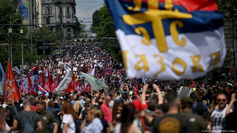 Sindikati su se pridružili hiljadama demonstranata na skupu koji su organizovali studenti ispred Vlade Srbije u Beogradu, a povodom Prvog maja i na dan kad se obeležava šest meseci od tragedije u Novom Sadu