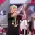 Dreifach-Torschützin Lea Schüller bedankt sich nach dem Pokalsieg mit umgehängter Goldmedaille bei den Bayern-Fans