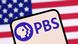 Το έμβλημα του αμερικανικού δικτύου PBS μπροστά στην αμερικανική σημαία Το έμβλημα του αμερικανικού δικτύου PBS μπροστά στην αμερικανική σημαία