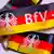 "BfV" ist die Abkürzung für "Bundesamt für Verfassungsschutz". Die drei Buchstaben stehen in weißer Schrift neben dem ebenfalls weißen Bundesadler auf einem Anhängerband in den deutschen Farben Schwarz, Rot und Gold.