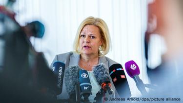 Η απερχόμενη υπ. Εσωτερικών Νάνσι Φέζερ