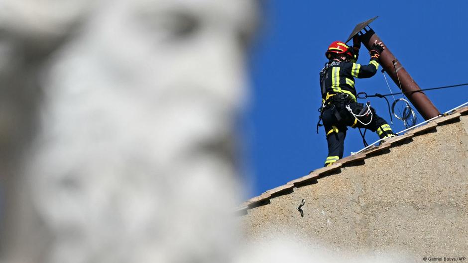 Chimney installed on Sistine Chapel for papal conclave – DW – 05/02/2025