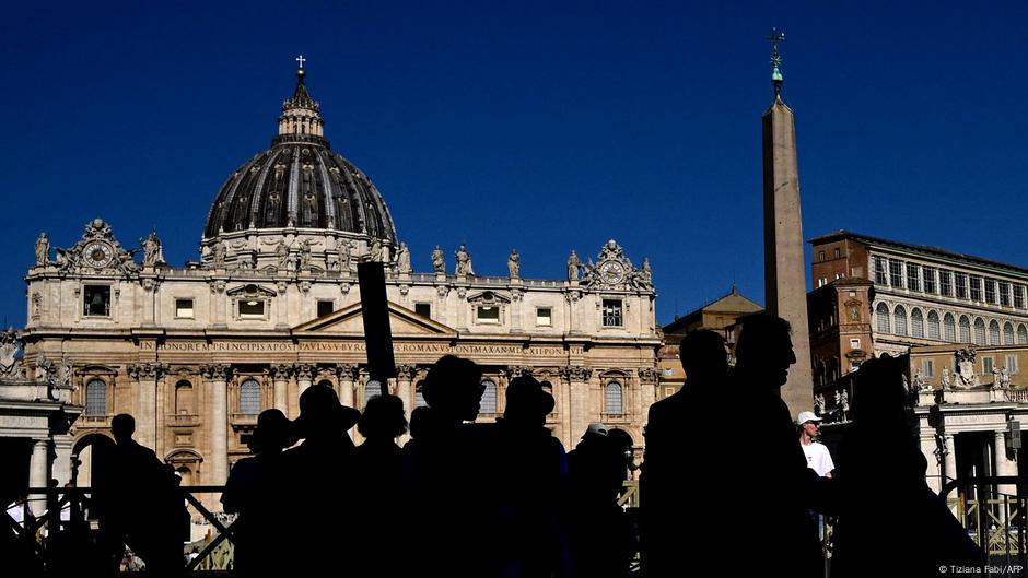 La Capilla Sixtina se prepara para elección del próximo papa – DW – 03/05/2025