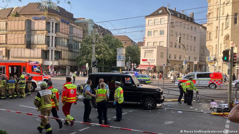 Automóvil atropella a multitud y deja heridos en Alemania