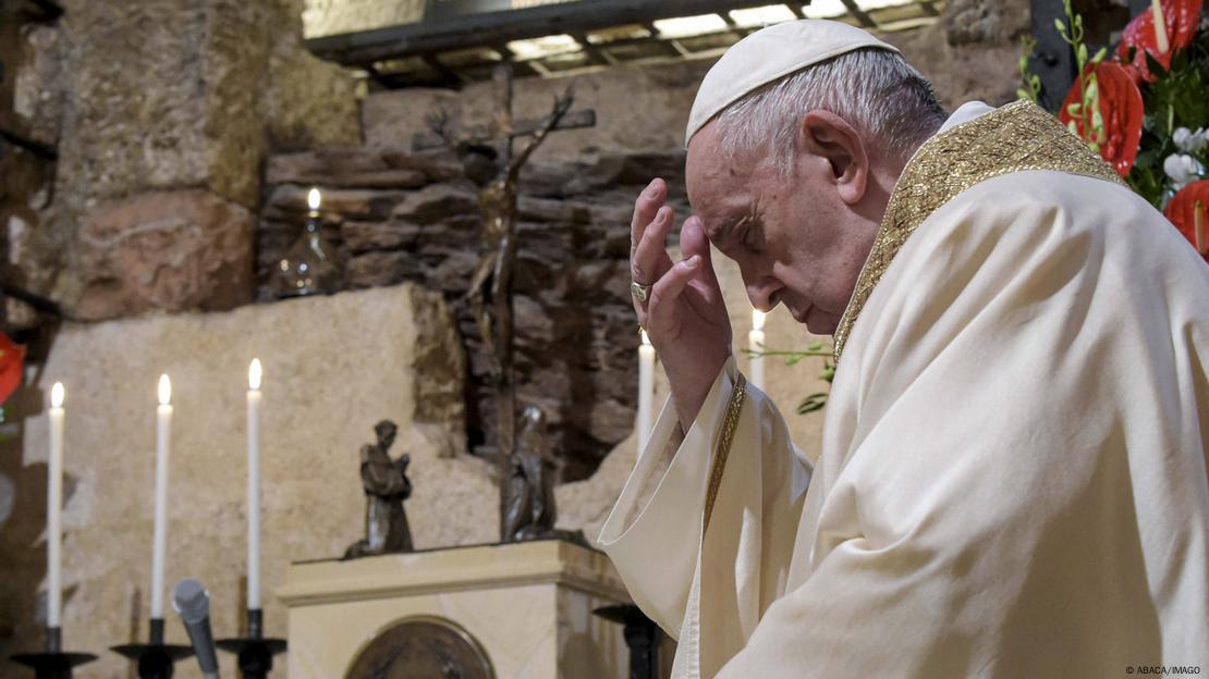 Papa Francisco em oração Papa Francisco em oração