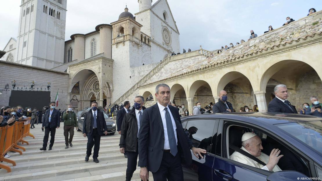 Italien Assisi 2020 | Papst Franziskus auf dem Beifahrersitz eines Kleinwagens - wegen der Corona-Pandemie sind nur wenige Menschen versammelt 