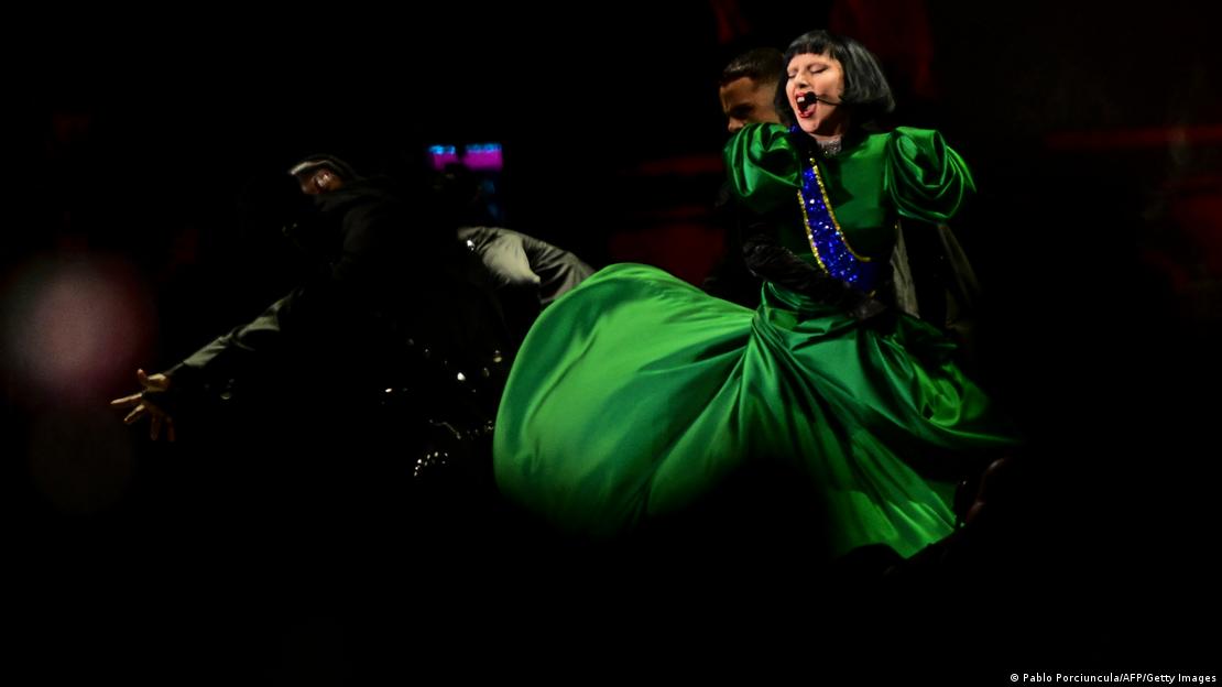 Lady Gaga vestida com as cores da bandeira do Brasil durante show na Praia de Copacabana