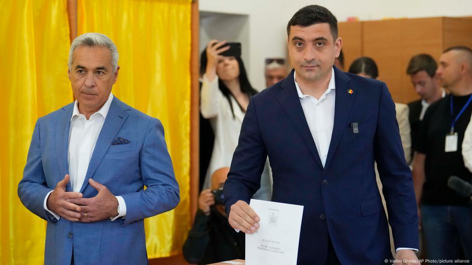 Simion (desno) glasao je u prisustvu Kalina Đorđeskua koji je umalo postao predsednik