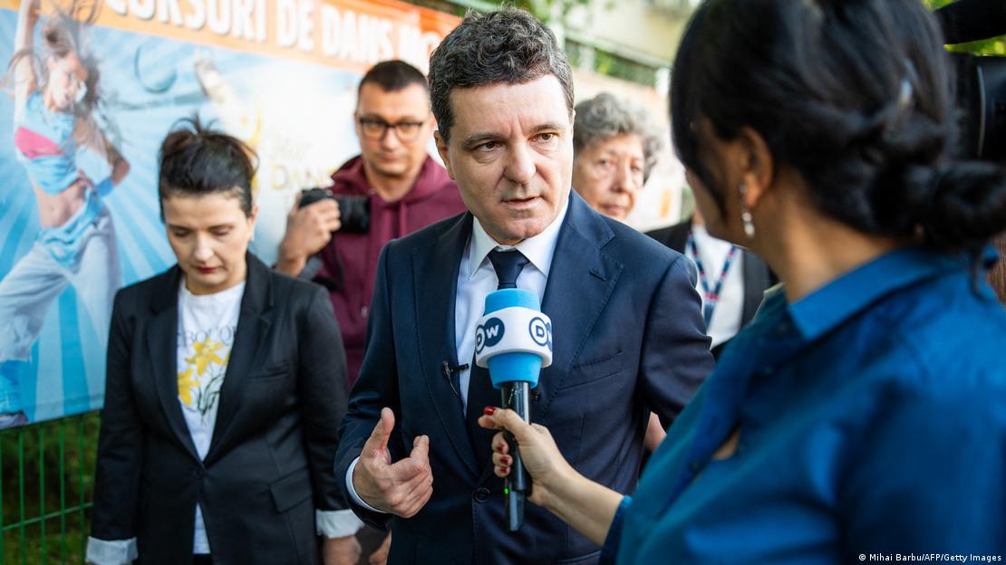 Ein Mann in einem blauen Anzug spricht in das Mikrofon der DW