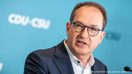Innenminister Dobrindt will mit strengeren Regeln für einen Rückgang der Migration sorgen