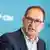Der CSU-Politiker Alexander Dobrindt spricht in ein Mikrophon, im Hintergrund ein blau-weißes Logo der CDU-CSU
