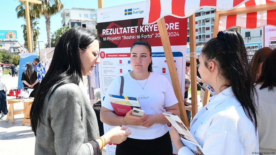 Klementina Meçi, kandidate për Këshillin Bashkiak Durrës, në një takim me zgjedhëse Klementina Meçi, kandidate për Këshillin Bashkiak Durrës, në një takim me zgjedhëse