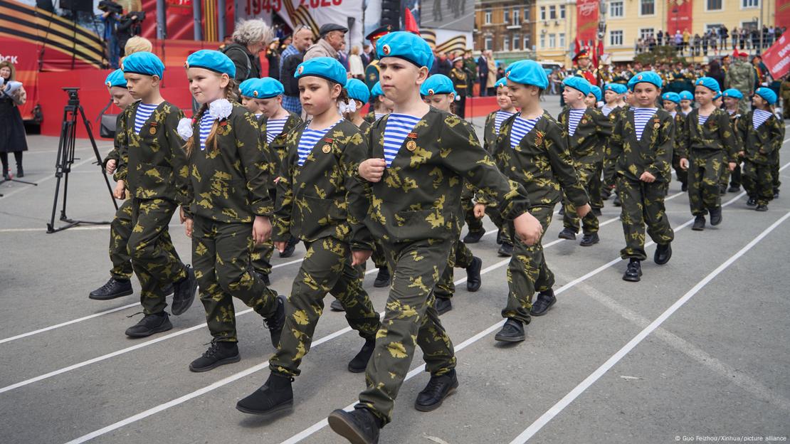 Ученици од основно училиште во Владивосток на воена парада Ученици од основно училиште во Владивосток на воена парада