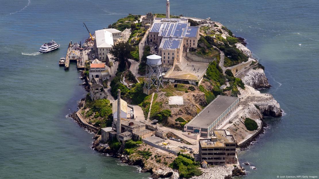 San Francisco Körfezi'ndeki Alcatraz Hapishane Adası'nın havadan görünümü.