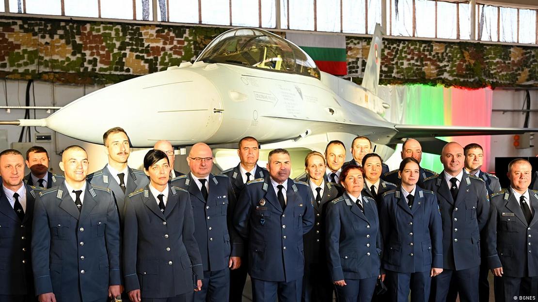 Официални лица на церемонията по приемането на F-16 в авиобазата "Граф Игнатиево"