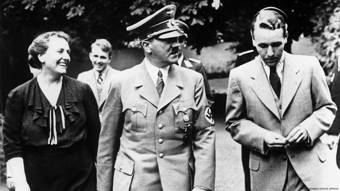 Winifred y Wieland Wagner se pasean al lado de Adolf Hitler. 