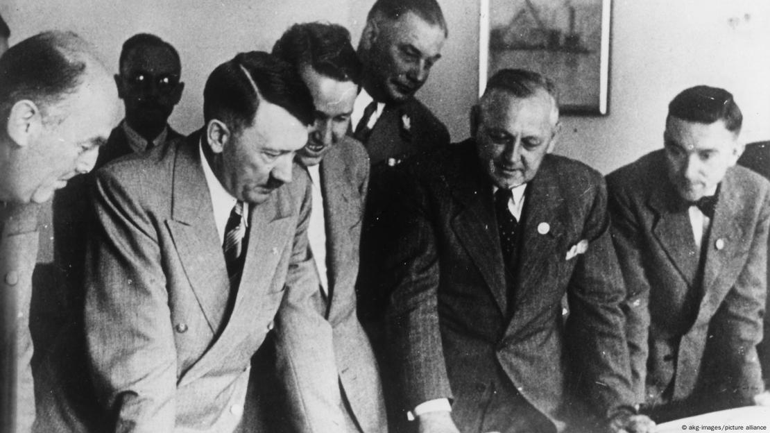 Gjermani Bayreuth 1939 | Hitleri duke inspektuar planet për ristrukturimin e qytetit me Wieland Wagner dhe zyrtarë nazistë.