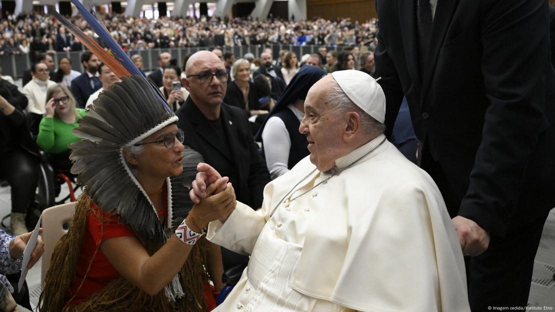 Indígena Maria Agraciada dá a mão para o papa Francisco Indígena Maria Agraciada dá a mão para o papa Francisco