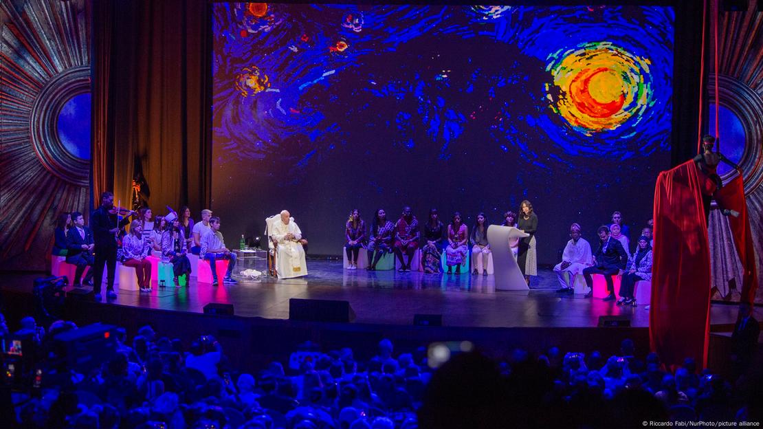 Encontro do papa Francisco com jovens da Economia de Francisco, em Assis. No palco, o papa o lado de participantes. Encontro do papa Francisco com jovens da Economia de Francisco, em Assis. No palco, o papa o lado de participantes.