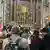 Creyentes oran ante la imagen de la Virgen que veneraba Francisco, en la basílica Santa María la Mayor.