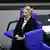 Oylamanın yapıldığı Federal Meclis'teki sandalyesinde gülümseyerek oturan AfD Eş Genel Başkanı Alice Weidel