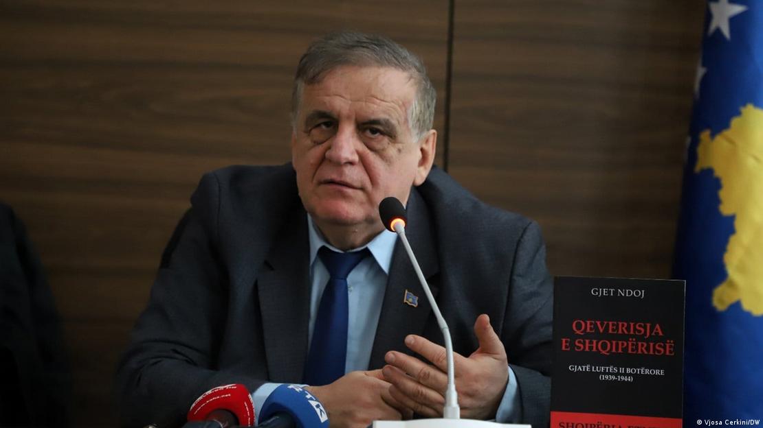 Prof. Nexhmedin Spahiu duke folur