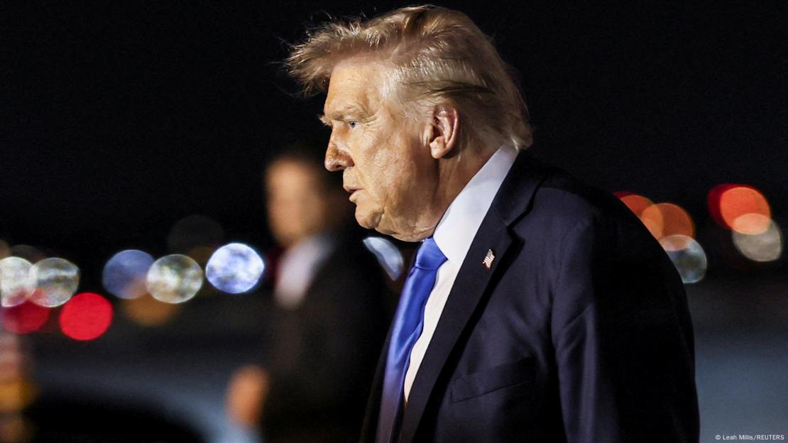 Donald Trump duke ecur në aeroport Donald Trump duke ecur në aeroport