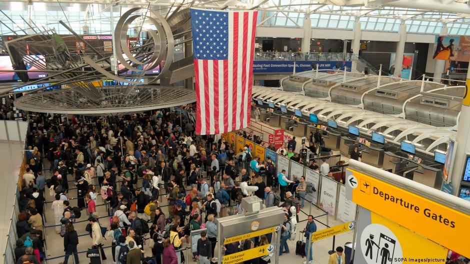 Aeropuertos de Nueva York cesan operaciones por cierre del Gobierno