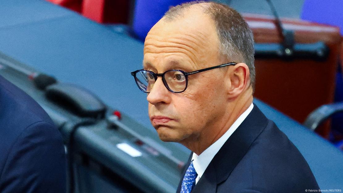 Friedrich Merz me pamje të përqendruar në sallën e Bundestagut në Berlin, ditën kur u mbajt raundi i dytë për zgjedhjen e kancelarit të ri të Gjermanisë, më 6 maj 2025. Friedrich Merz me pamje të përqendruar në sallën e Bundestagut në Berlin, ditën kur u mbajt raundi i dytë për zgjedhjen e kancelarit të ri të Gjermanisë, më 6 maj 2025.