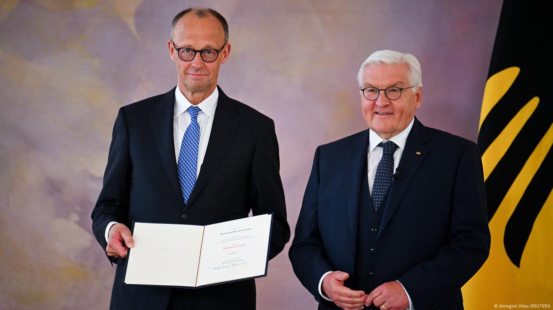 Presidenti Frank-Walter Steinmeier i dorëzoi Friedrich Merzit dokumentin e emërimit zyrtar si Kancelar. Merz mban ne dore dokumentin e emerimit.