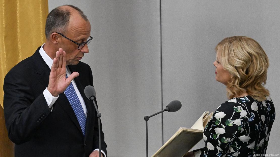 Friedrich Merz bën betimin si kancelar para kryetares së Bundestagut Julia Klöckner, pas votimit të dytë në parlament më 6 maj 2025 në Berlin. Friedrich Merz bën betimin si kancelar para kryetares së Bundestagut Julia Klöckner, pas votimit të dytë në parlament më 6 maj 2025 në Berlin.