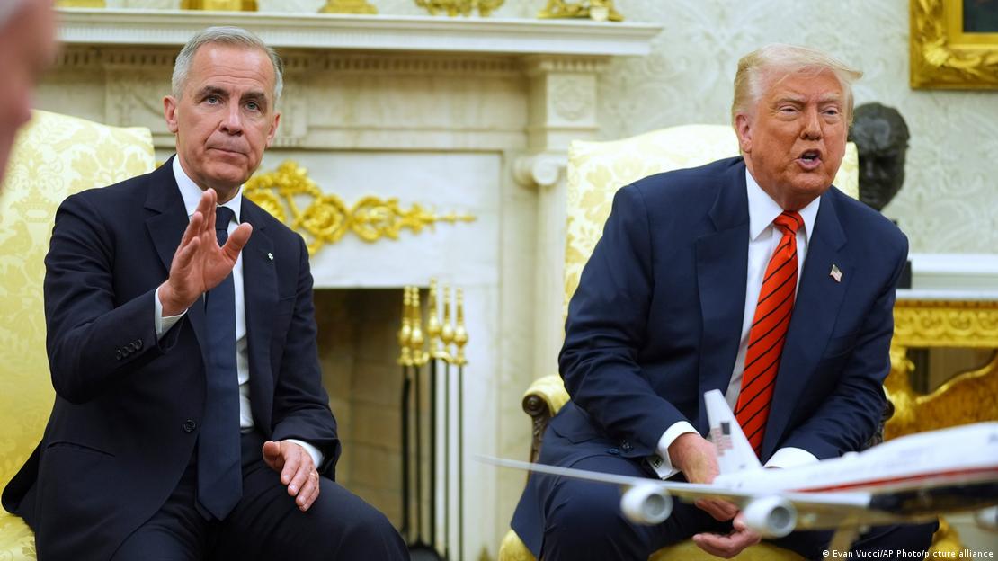 Präsident Trump und Kanadas Premier Carney sitzen im Oval Office nebeneinander 