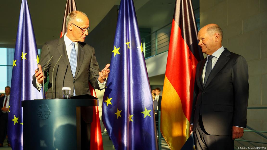 Şansölye Merz ve selefi Scholz, Mayıs 2025