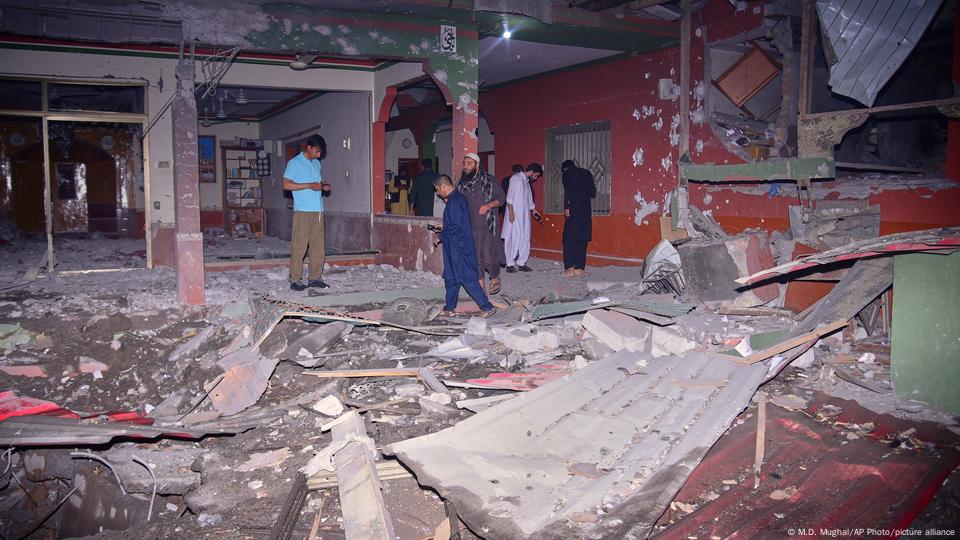 بھارت کی جانب سے پاکستان پر میزائل حملوں کے بعد دونوں حریف ممالک کے مابین متنازعہ سرحد پر شدید گولہ باری کا تبادلہ ہوا ہے بھارت کی جانب سے پاکستان پر میزائل حملوں کے بعد دونوں حریف ممالک کے مابین متنازعہ سرحد پر شدید گولہ باری کا تبادلہ ہوا ہے
