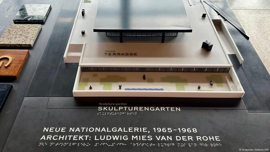 Maketa Nove nacionalne galerije na ulazu