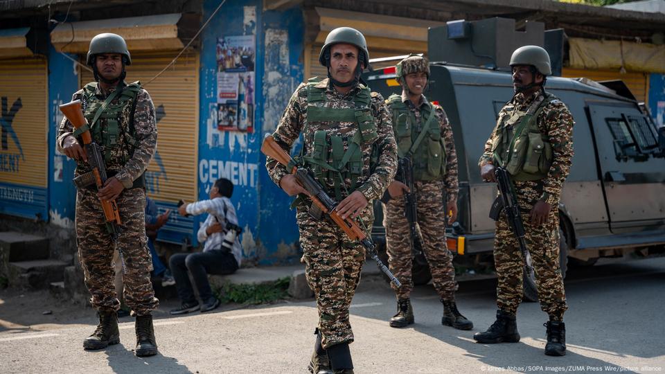 بھارتی حکام کا کہنا ہے کہ انہوں نے آپریشن سندور کے تحت پاکستان میں "دہشت گردوں‘‘ کے نو ٹھکانوں کو نشانہ بنایا ہے بھارتی حکام کا کہنا ہے کہ انہوں نے آپریشن سندور کے تحت پاکستان میں "دہشت گردوں‘‘ کے نو ٹھکانوں کو نشانہ بنایا ہے