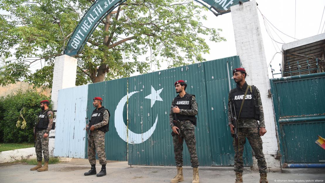 Ushtraët e Pakistanit afër një godine në Lahore Ushtraët e Pakistanit afër një godine në Lahore