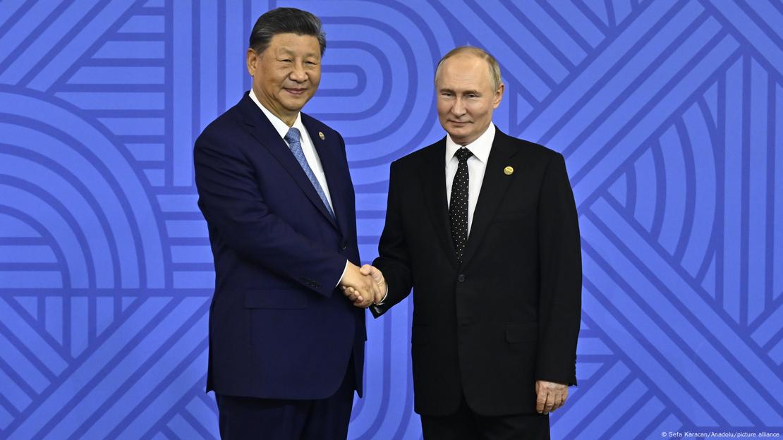 El presidente ruso, Vladimir Putin, estrecha sonriente la mano al presidente chino, Xi Jinping, durante la ceremonia oficial de bienvenida a los jefes de delegaciones en la cumbre BRICS 2024 en Kazán, Rusia, el 23 de octubre de 2024. El presidente ruso, Vladimir Putin, estrecha sonriente la mano al presidente chino, Xi Jinping, durante la ceremonia oficial de bienvenida a los jefes de delegaciones en la cumbre BRICS 2024 en Kazán, Rusia, el 23 de octubre de 2024.