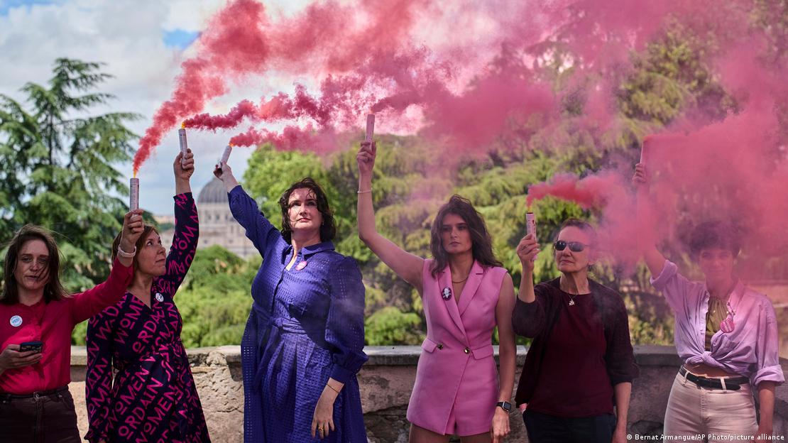 Activistas de la Conferencia de Ordenación de Mujeres lanzaron humo rosa para pedir plena igualdad para las mujeres en la Iglesia Católica, en el primer día del cónclave para elegir al 267º Papa, en Roma, el pasado 7 de mayo de 2025.