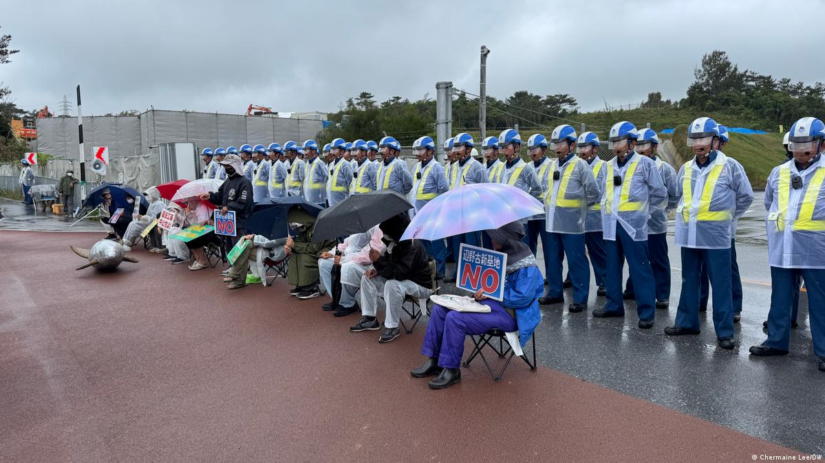 Japan US-Militärstützpunkt in der Henoko-Bucht, Okinawa 冲绳县政府多年来持续反对,主张应将基地完全迁出冲绳县。图为2025年4月,冲绳居民在美军基地外抗议。