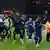 Jogadores do Paris Saint-Germain e do Inter Milão