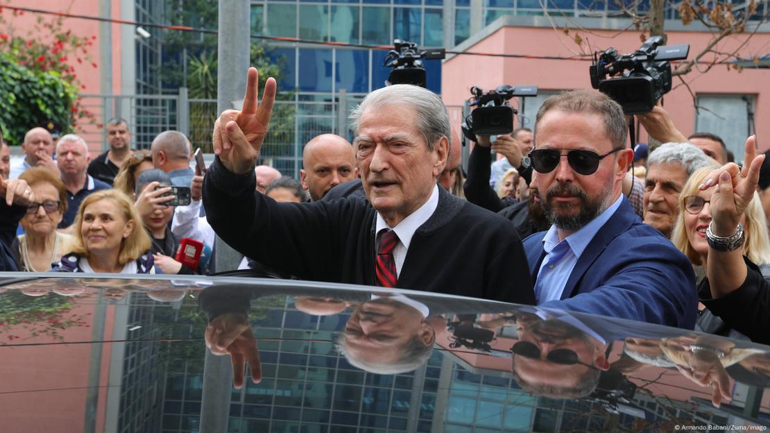 Berisha duke përshëndetur me dy gishta përkrahësit Berisha duke përshëndetur me dy gishta përkrahësit