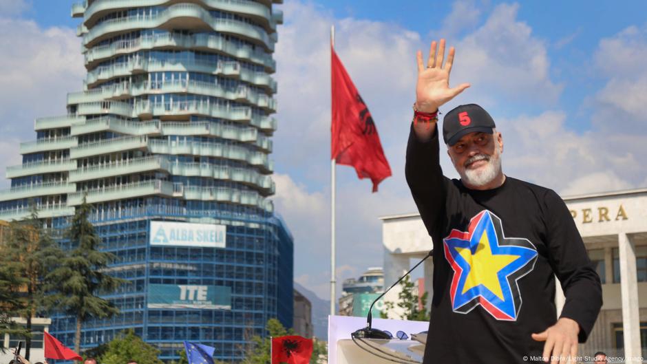 Edi Rama na Skenderbegovom trgu u Tirani