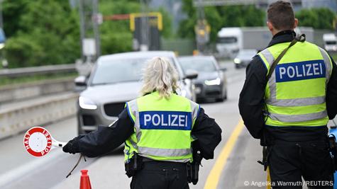 Dy efektive policie kontrollojne me tabelen stop ne dore Dy efektive policie kontrollojne me tabelen stop ne dore