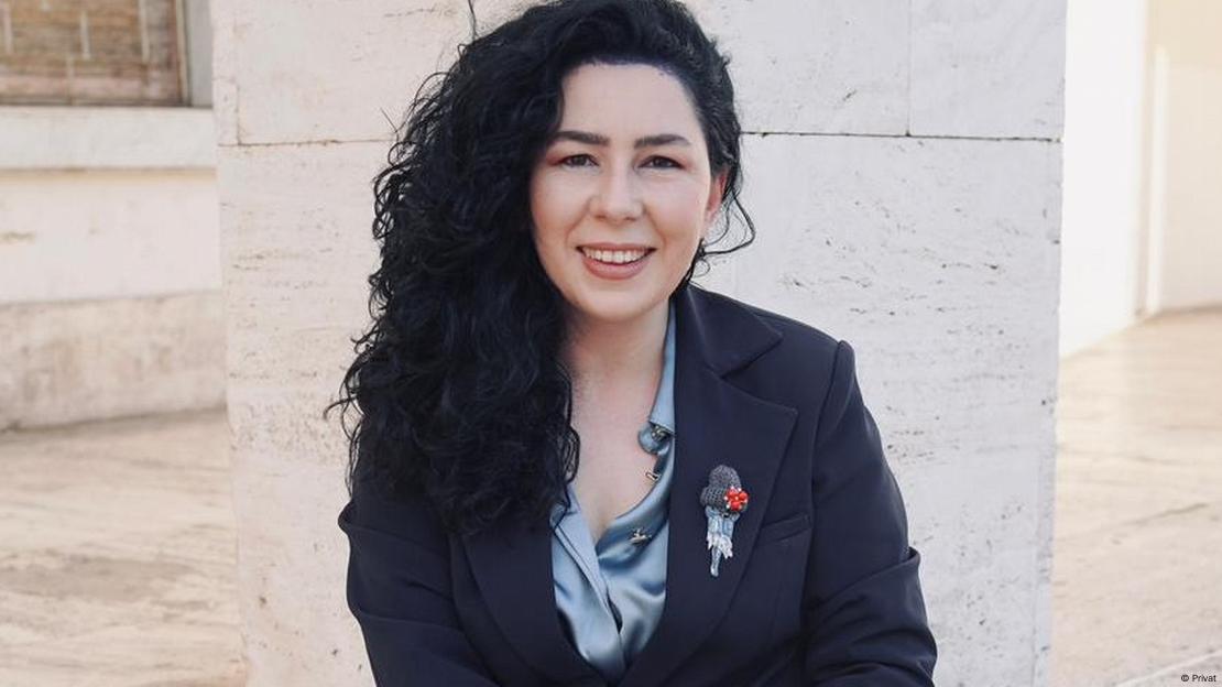 Irena Myzeqari portret, veshur me xhaketë të zezë, flokë të zeza