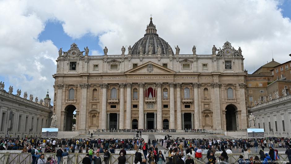 Conclave : la foule attend la fumée blanche