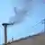Humo negro sale de la chimenea en el Vaticano, tras la segunda y tercera votaciones del jueves 8 de mayo de 2025.